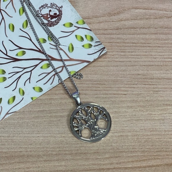 Snow Oak Pendant | Fairyloot - Picture 2 of 2
